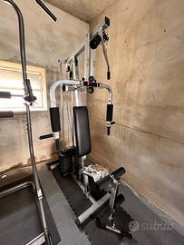 home gym con pacco pesi).