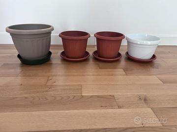 Set 4 Vasi in Plastica con Sottovasi