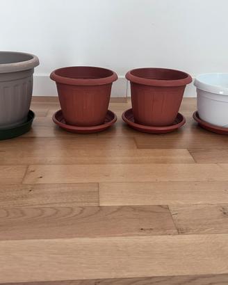 Set 4 Vasi in Plastica con Sottovasi