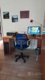 Scrivania in legno e sedia da ufficio