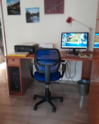 Scrivania in legno e sedia da ufficio
