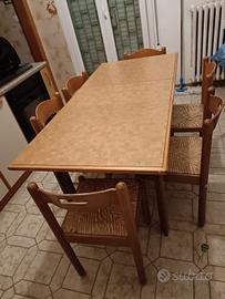 tavolo e quattro sedie 
