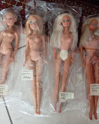 Lotto di 4 Barbie 
