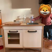 Cucina Ikea hack Montessori con rubinetto