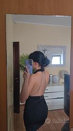 vestito nero con schiena scoperta