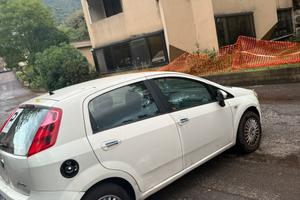 una fiat grande punto 1400cc, benzina e gpl