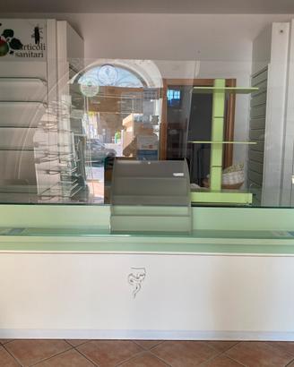 Arredo espositivo per farmacia