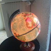 mappamondo con rilievi, base in legno che si illum