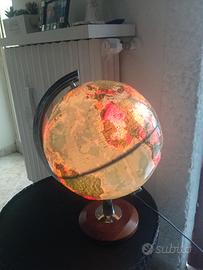 mappamondo con rilievi, base in legno che si illum