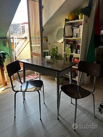 Tavolo in formica anni 60 con due sedie