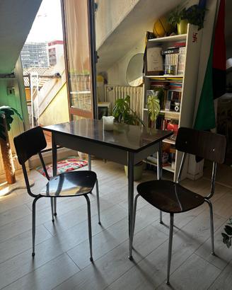 Tavolo in formica anni 60 con due sedie