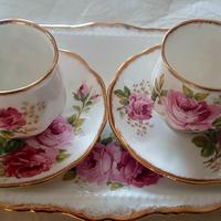 vasoio e 2 tazzine con piattini