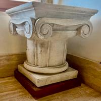 Capitello Ionico decorativo in stile classico