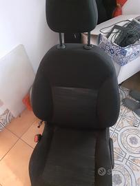 sedie anteriore Peugeot 208.