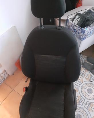 sedie anteriore Peugeot 208.