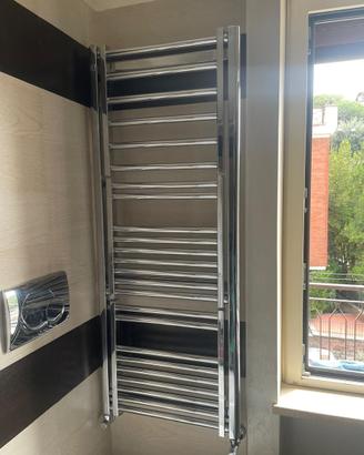 Scaldasalviette cromato con 3 ripiani ribaltabili