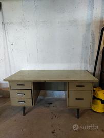 Scrivania ferro vintage con doppia cassettiera 