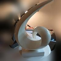 scultura in resina bianca con base in pietra-marmo