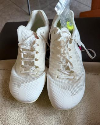 Scarpe da corsa atletica con chiodi