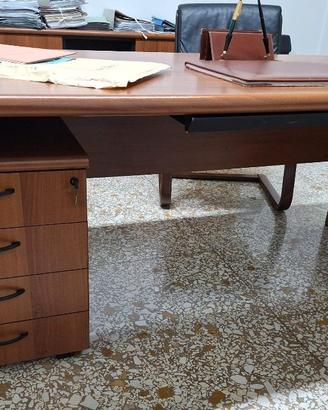 Scrivania ufficio professionale ampia e robusta
