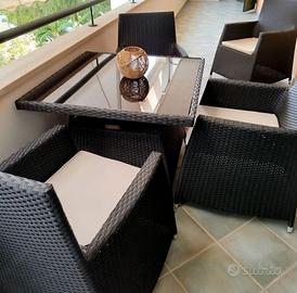 Set tavolo e sedie da giardino