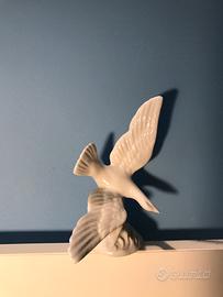 Soprammobile uccello in volo