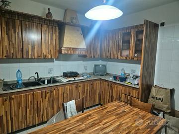 cucina in legno +tavolo
