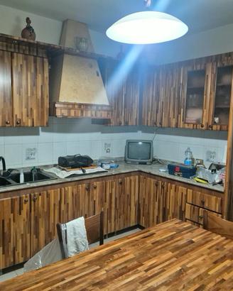 cucina in legno +tavolo