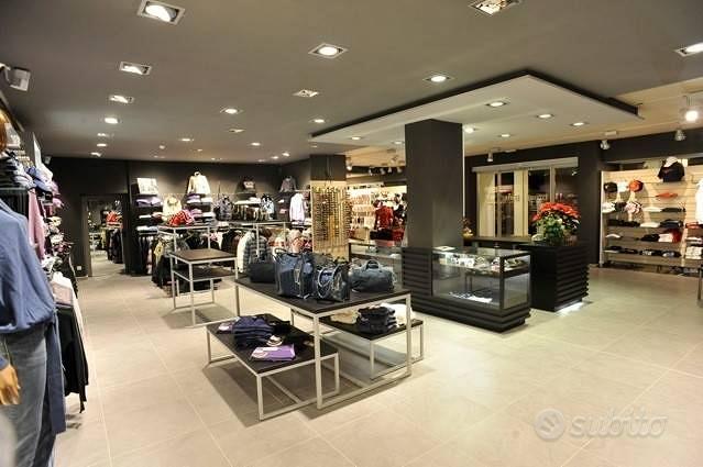 Immobile di 803 m² con più di 5 locali a Lucca