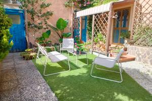 Trivano al piano terra con ampio cortile