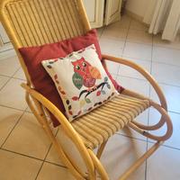 Sedia a dondolo in legno e rattan – stile vintage