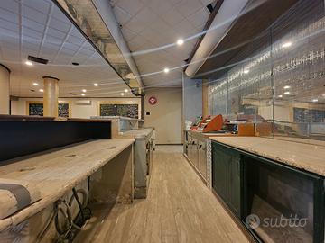 Ampio locale commerciale arredato