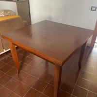 Tavolo apribile in legno