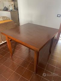 Tavolo apribile in legno