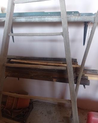 vecchia scala in legno 