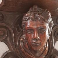 faccia di legno intagliata