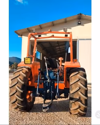TRATTORE AGRICOLO