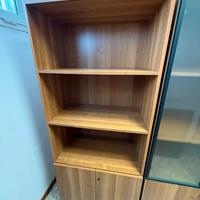 Armadio in legno senza ante superiori