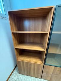 Armadio in legno senza ante superiori