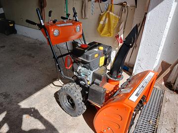 Macchina spazzaneve a motore