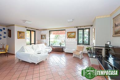 VILLA BIFAMILIARE CON GIARDINO