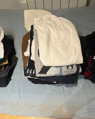 Lotto 40+ vestiti uomo S/M – magliette, jeans, fel