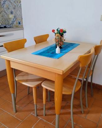 Tavolo e 4 sedie Berloni in legno