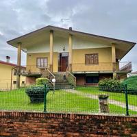 VILLA INDIPENDENTE TRICAMERE: verde privato, sp...