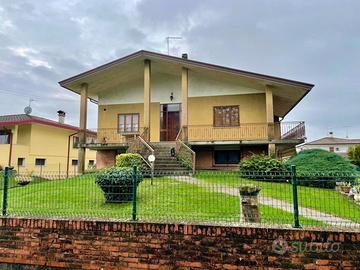 VILLA INDIPENDENTE TRICAMERE: verde privato, sp...
