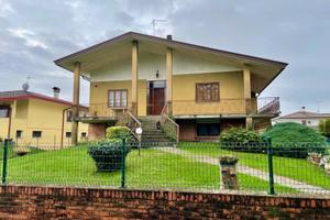 VILLA INDIPENDENTE TRICAMERE: verde privato, sp...