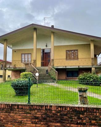 VILLA INDIPENDENTE TRICAMERE: verde privato, sp...