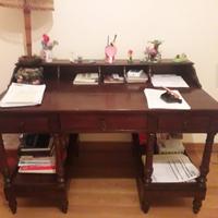 Scrivania  in legno.