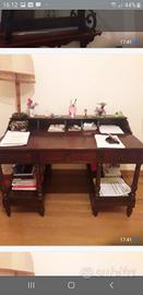 Scrivania  in legno.