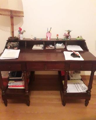 Scrivania  in legno.